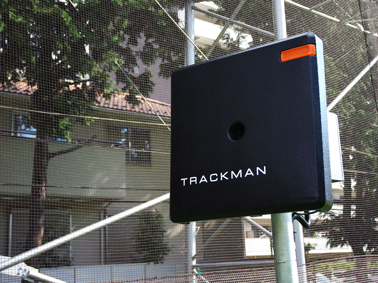 最新鋭のレーダー弾道測定器「TrackMan Range」のフィールドレーダー。